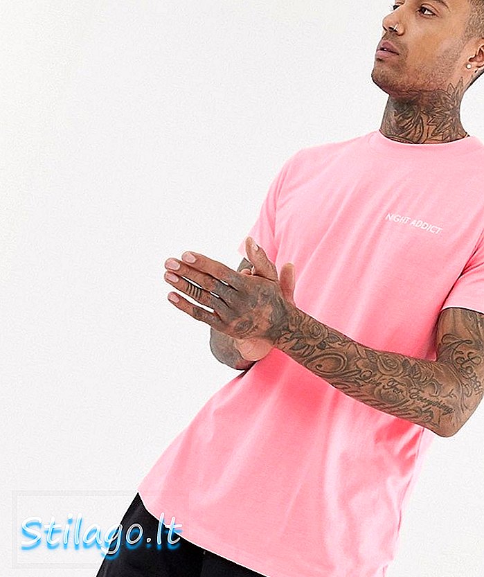 T-shirt Night Addict yang berwarna merah jambu neon