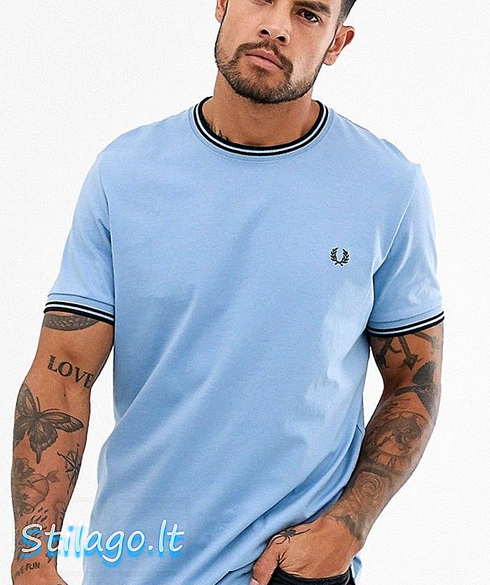 Fredas Perry dviese marškinėlius su šviesiai mėlyna spalva