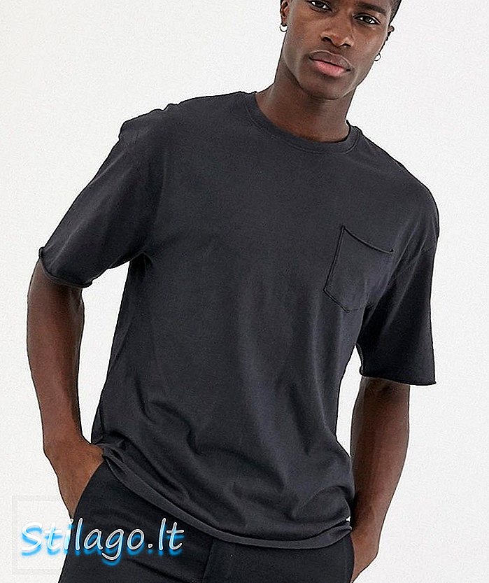 जैक एंड जोन्स ओरिजिनल काले रंग में फिट कच्चे हेम टी-शर्ट की देखरेख करते हैं