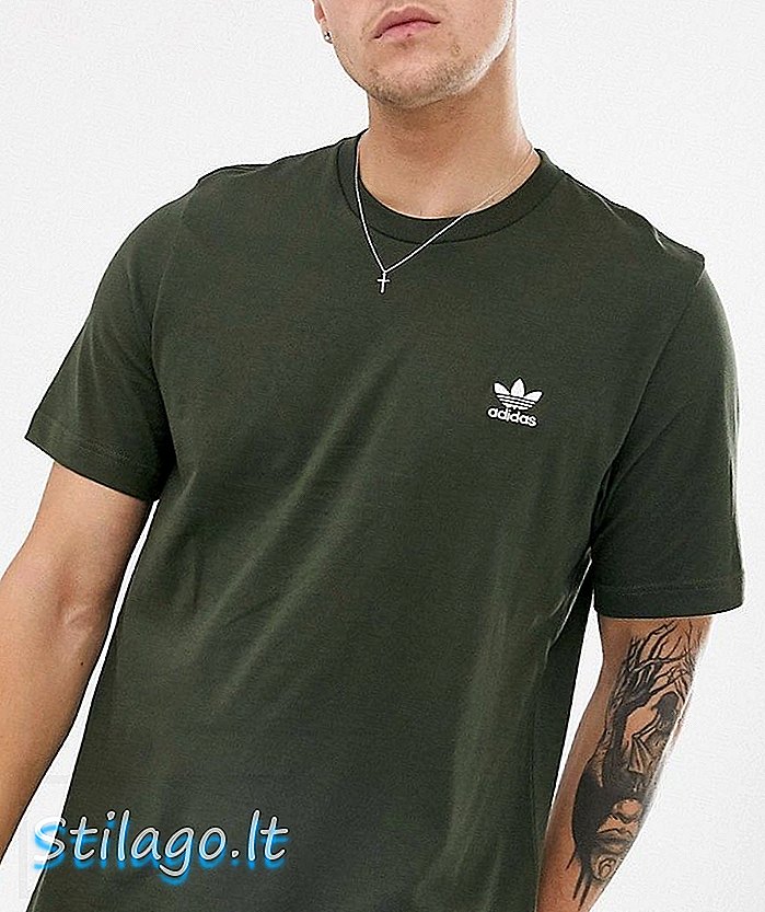 एडिडास ओरिजिनल खाकी-ग्रीन में लोगो कढ़ाई के साथ टी-शर्ट आवश्यक है