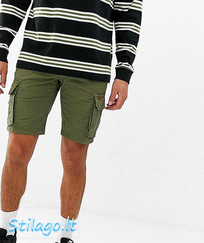 Kombinirajte teretne kratke hlače u kaki-zelenoj boji