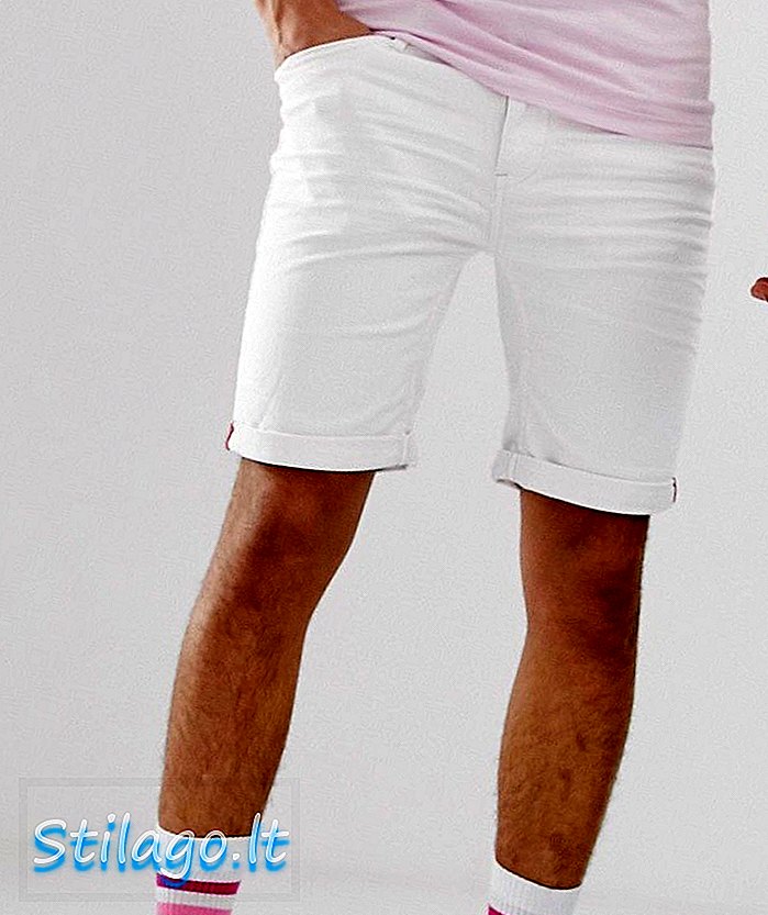 Campurkan seluar pendek denim yang kurus dengan warna putih