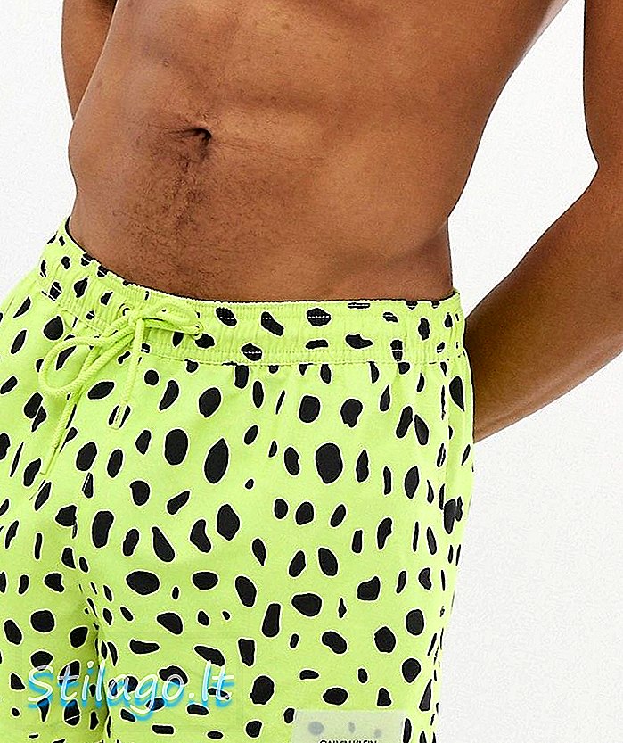 Celana pendek cetak spot Calvin Klein berwarna hijau limau