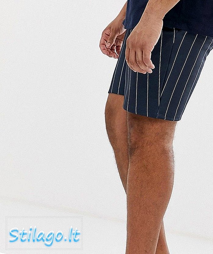 ASOS DESIGN Plus skinny shorts i poly tricot i kortare längd med marinblå pinstripe