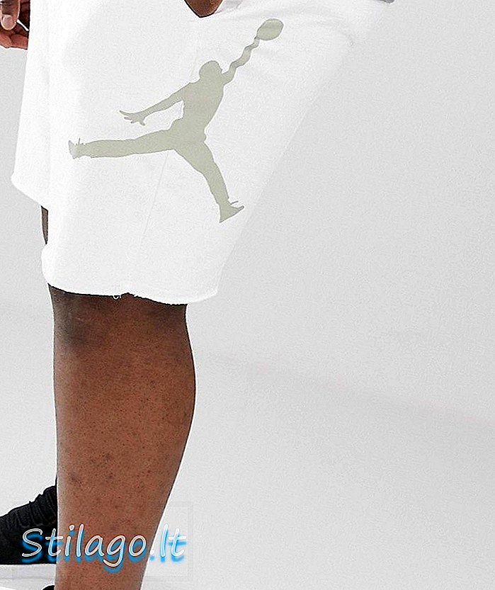 Nike Jordan บวกกับกางเกงขาสั้นย์สีขาว