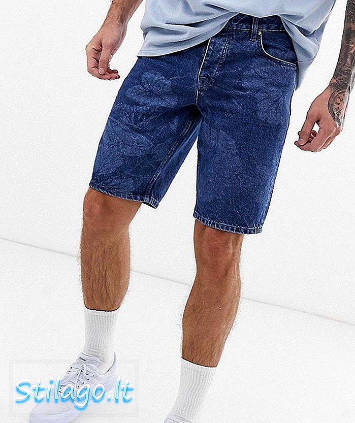 ASOS DESIGN Slim Denim Shorts in Mid Wash Blue mit Hawaii-Print