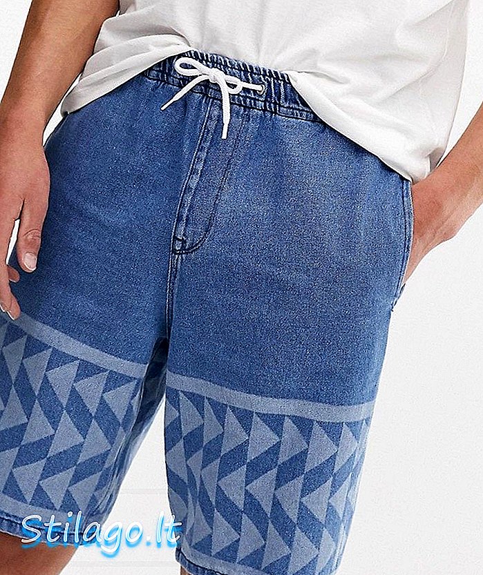 ASOS DESIGN กางเกงขาสั้นผ้ายีนส์สวมใส่สบาย ๆ สีฟ้าฟอกสีน้ำเงินพร้อมพิมพ์