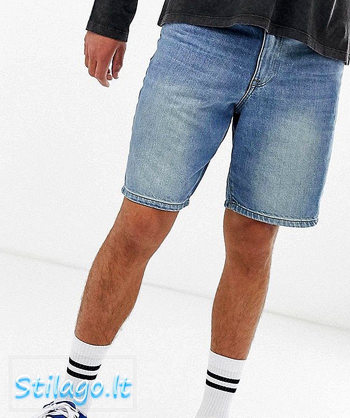 Pantaloni scurți din denim pentru patinoare ASOS DESIGN în albastru de spălare mijlocie