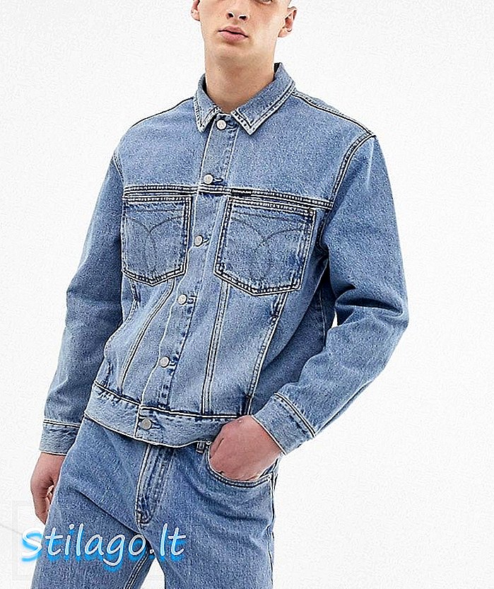 Calvin Klein Jeans เสื้อแจ็คเก็ตบรรทุกสินค้าโอเมก้าเดนิมยีนส์ในหินล้างกลาง - สีน้ำเงิน