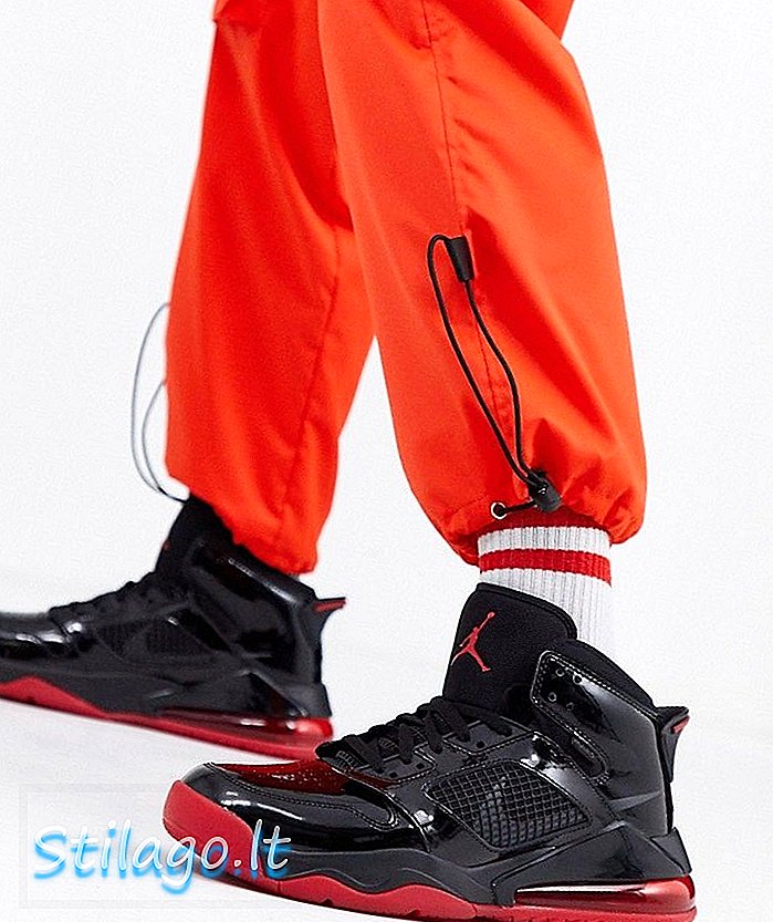 Тренер Nike Jordan Mars 270 у чорному та червоному кольорах