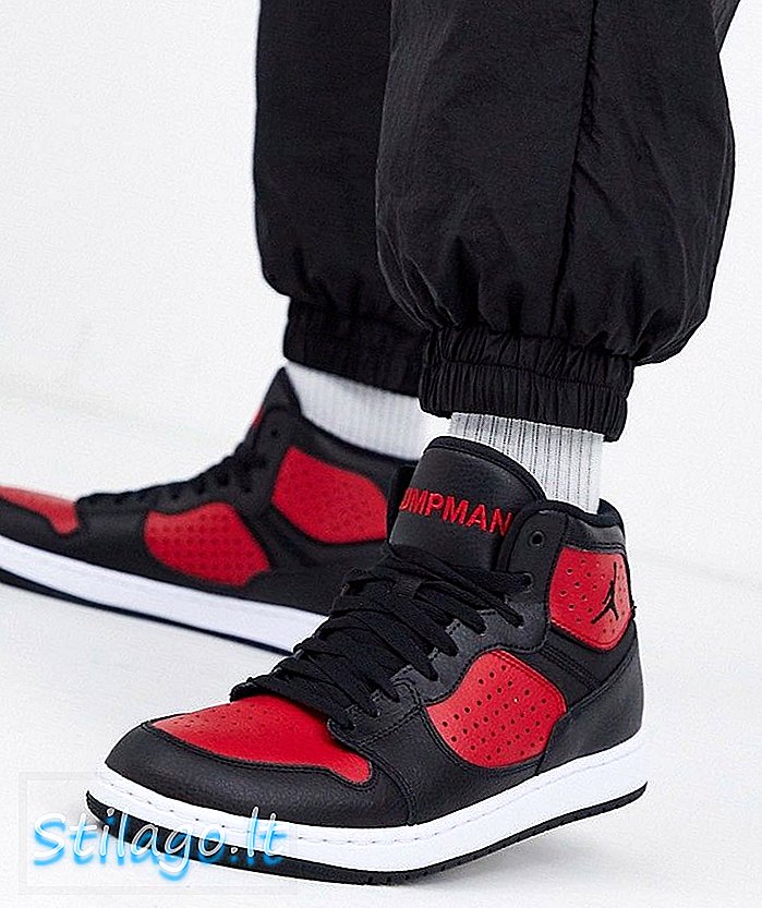 Pelatih Nike Jordan Access berwarna hitam dan merah